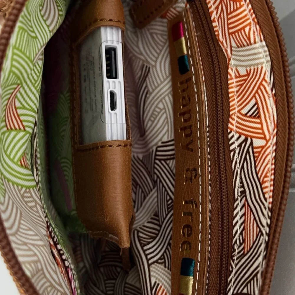 The SAK charging wristlet Sanibel NWT - Picture 4 of 15